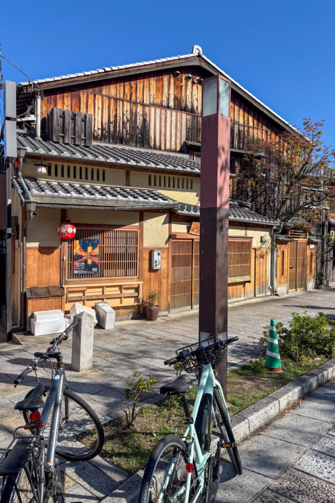 Zwei E-Bikes in Kyoto vor einem traditionellen Haus