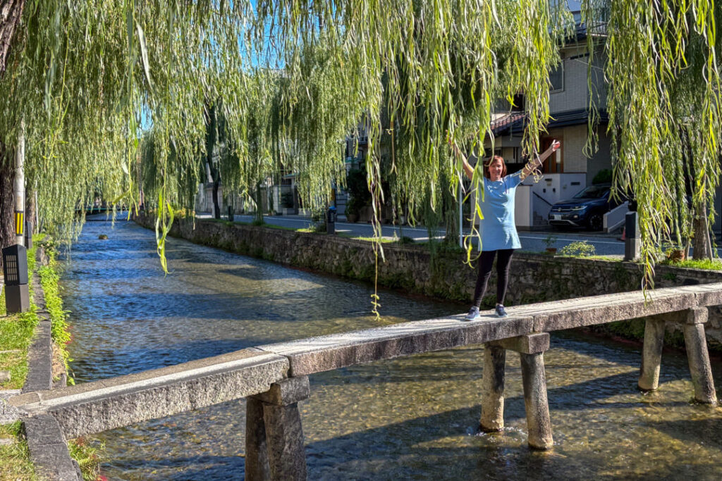 Ich auf der schmalen Gyojabashi-Brücke