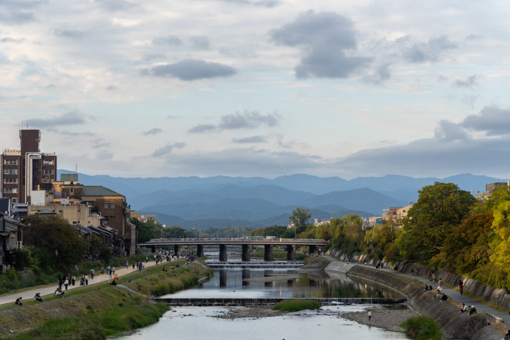 Am Fluss in Kyoto, im Hintergrund die Berge