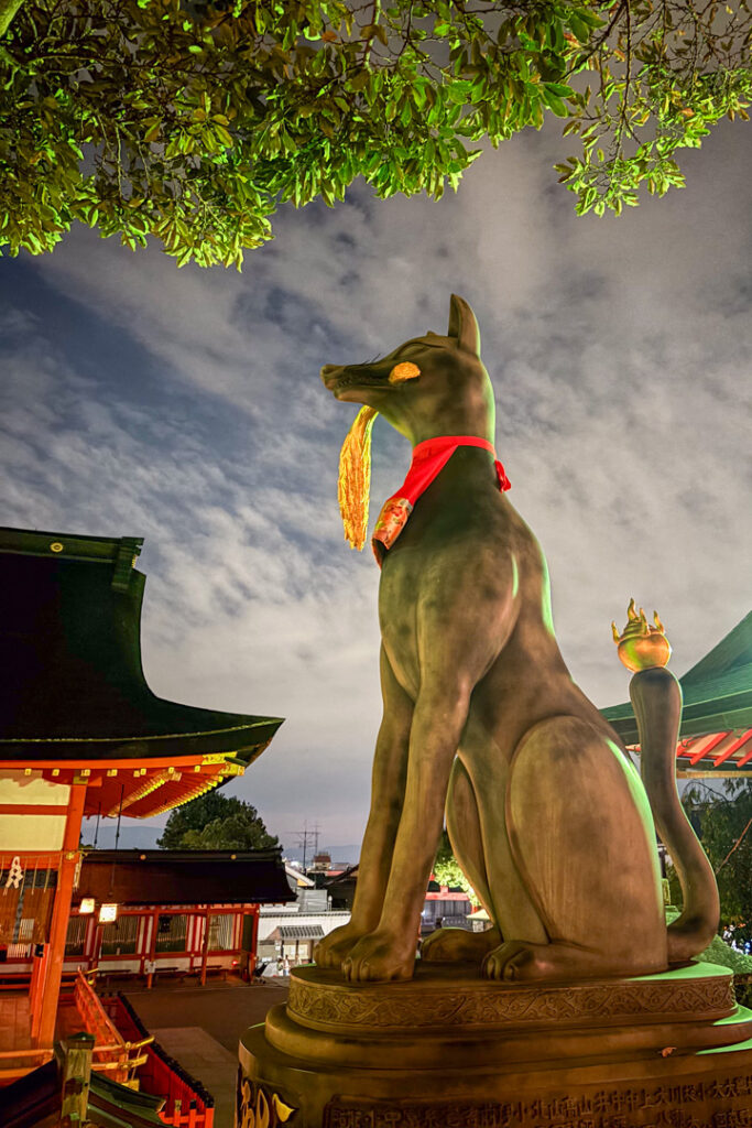 Fuchstatue im Fushimi Inari-taisha Schrein