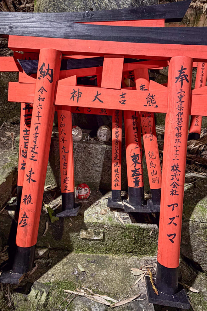 Daruma und Torii am Fushimi Inari-Taisha Schrein