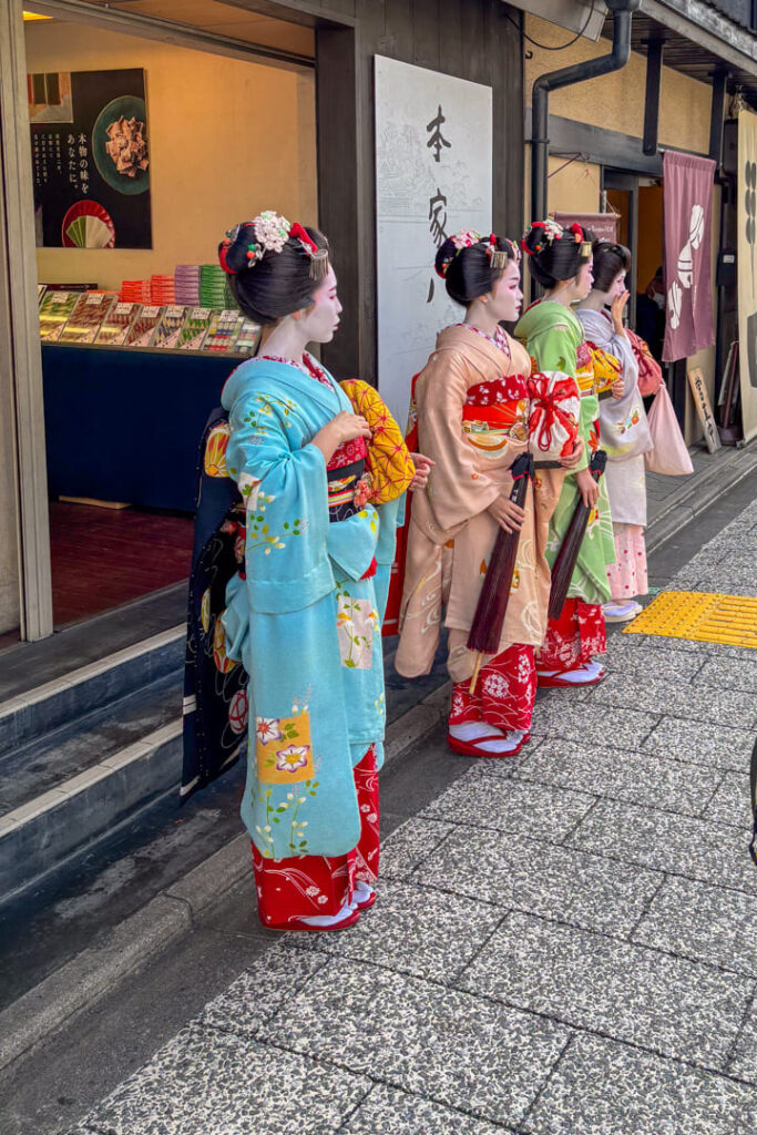 Echte Geisha und Maikos in Kyoto