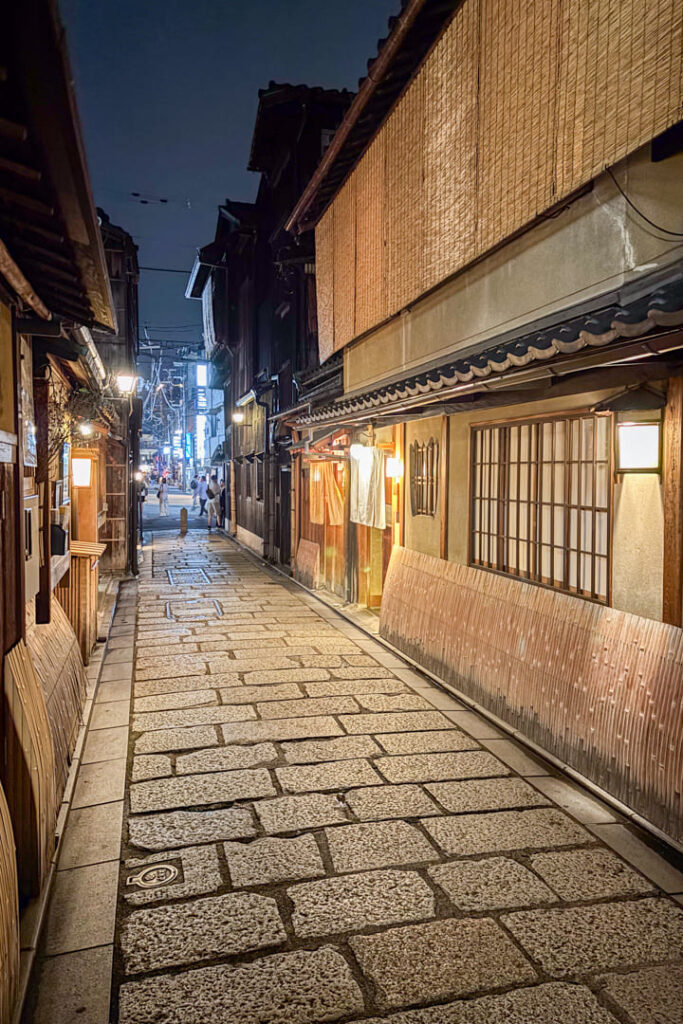 Beleuchtete Straße in Gion