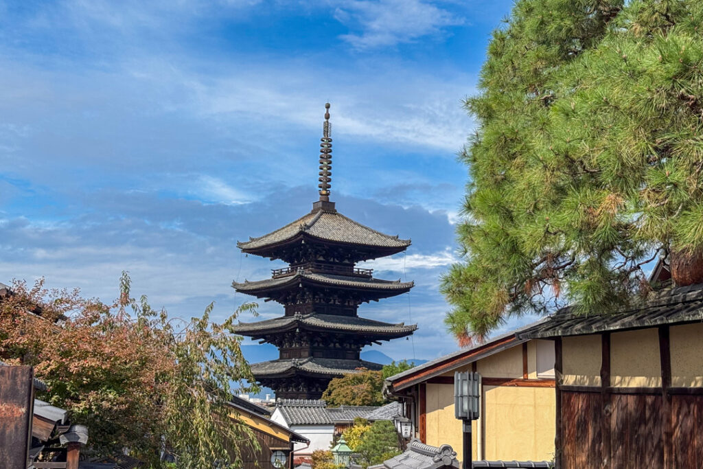 Blick auf den Hōkan-ji Tempel