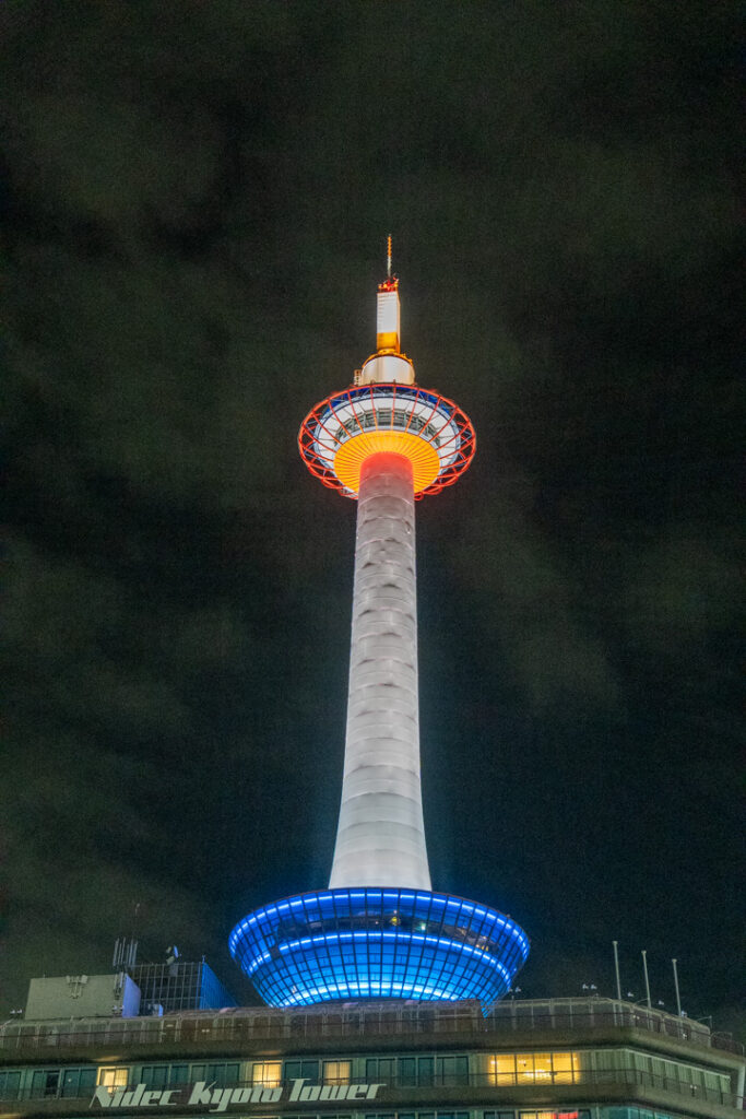 Kyoto Tower beleuchtet am Abend