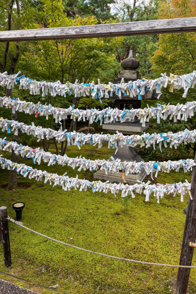 Omikuji in einem Tempel in Kyoto