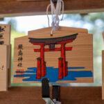 Holztäfelchen mit einem roten Tor in Japan