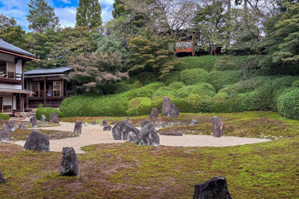 Zen-Garten mit Steinen und Sand