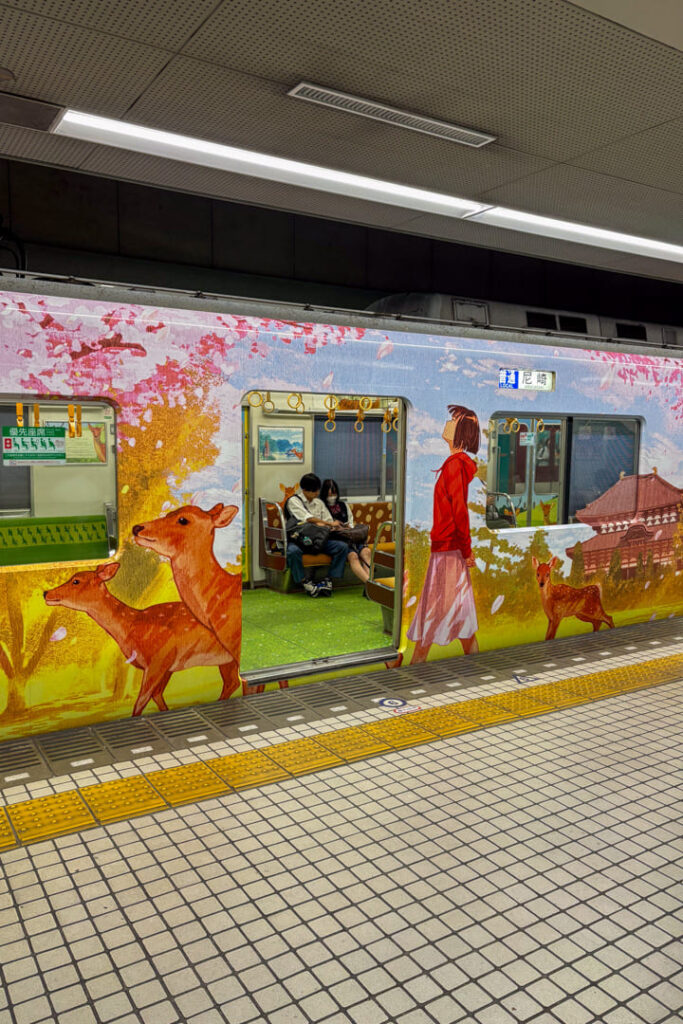 Zug in Nara mit einem Mädchen und Hirschen auf dem Zug gemalt