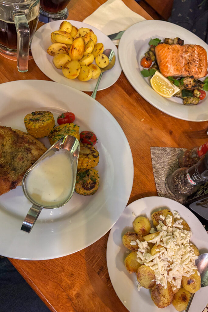 4 Teller mit Essen