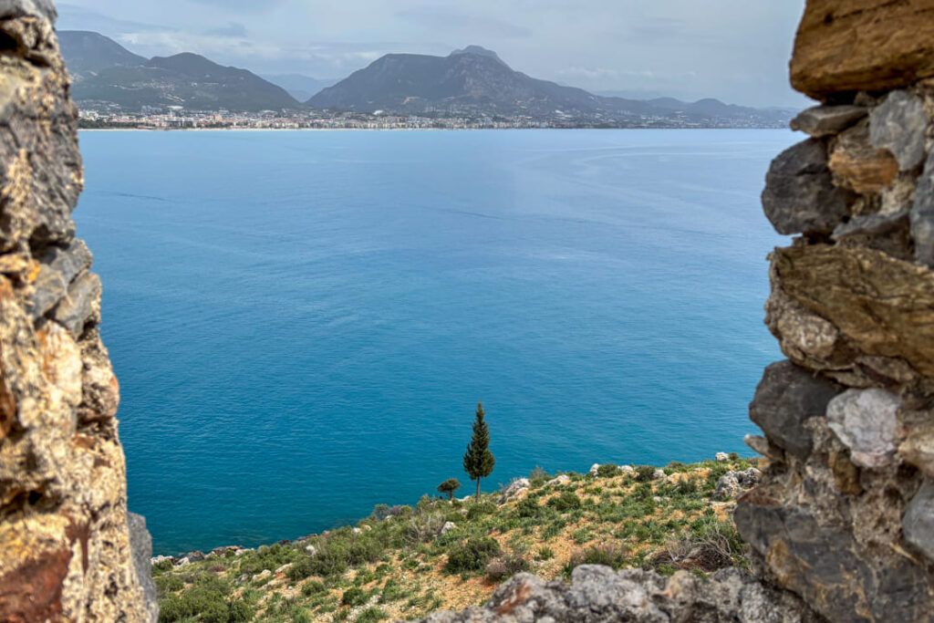 Eine felsige Klippe mit Blick auf ein Gewässer