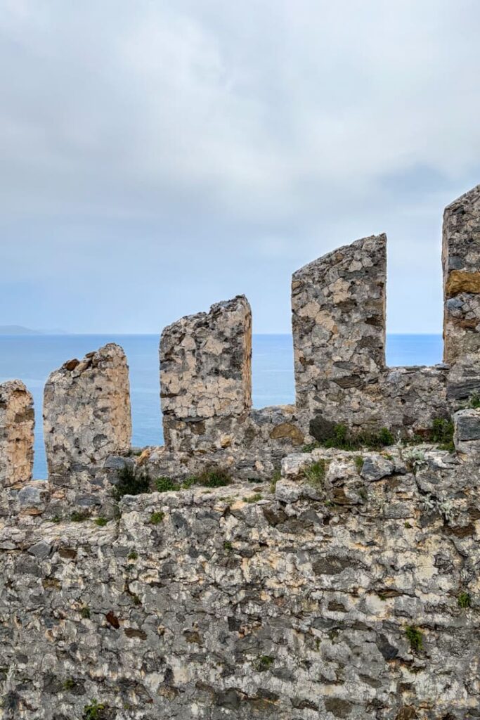 Eine Steinmauer mit vielen Säulen
