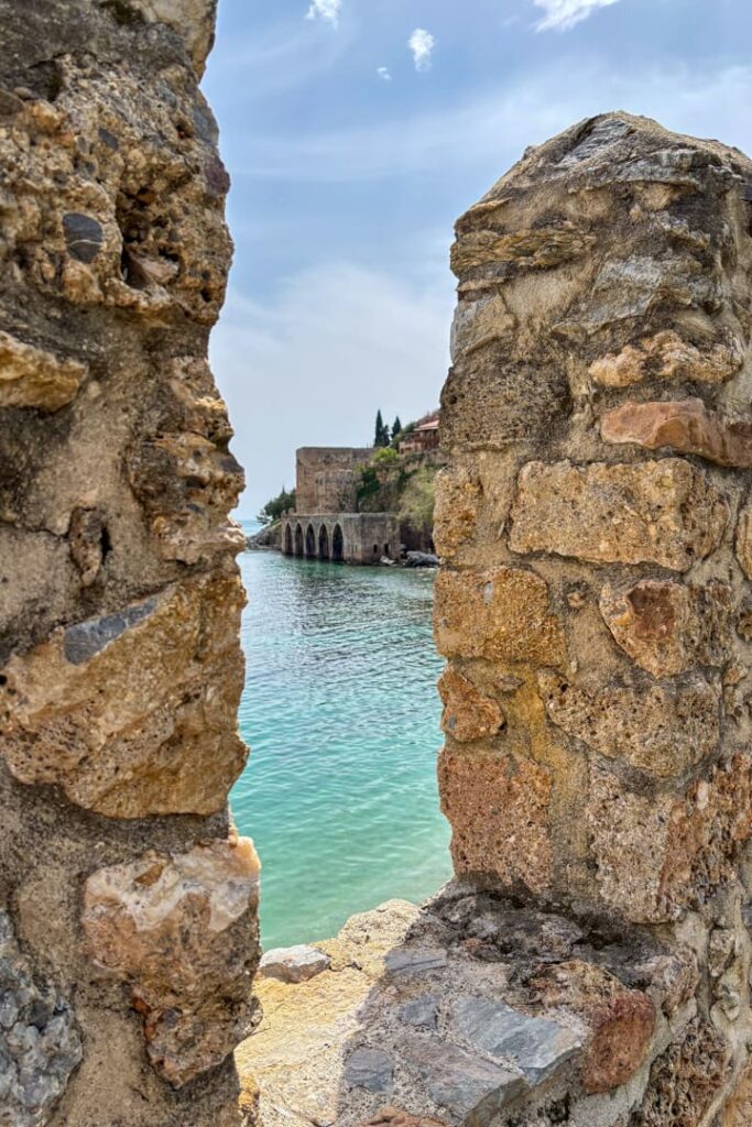 eine Steinmauer mit einer Werft im Hintergrund