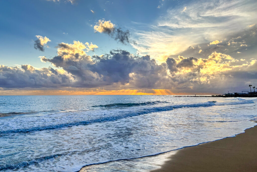 Strand und Sonnenuntergang