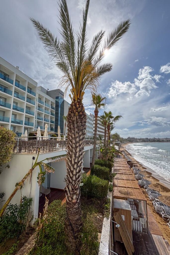 Hotel, Palmen und Strand