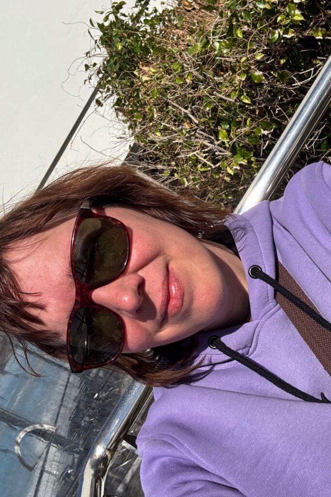 Eine Frau mit Sonnenbrille macht ein Selfie