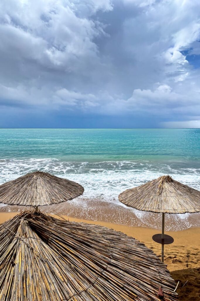 Ein Strand mit drei Sonnenschirmen