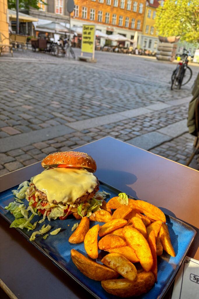 Ein Burger und Pommes auf einem blauen Teller