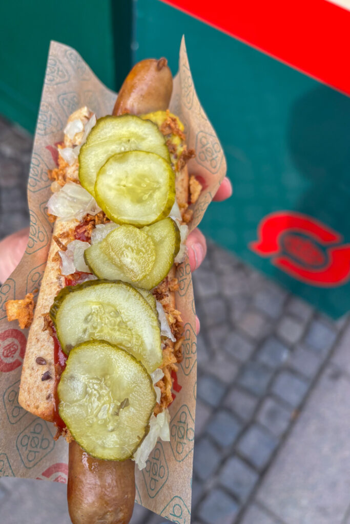 Ein Hotdog mit Gurken und Zwiebeln