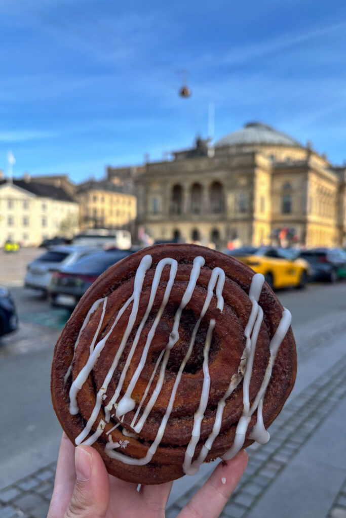 Eine Nahaufnahme von einer Zimtschnecke mit weißem Zuckerguss