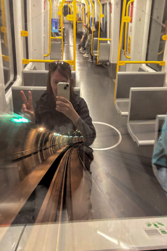 Eine Frau, die ein Selfie in einem Zug macht