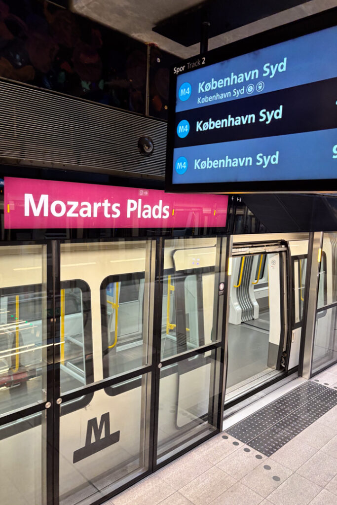 Eine U-Bahn mit Schildern und Türen