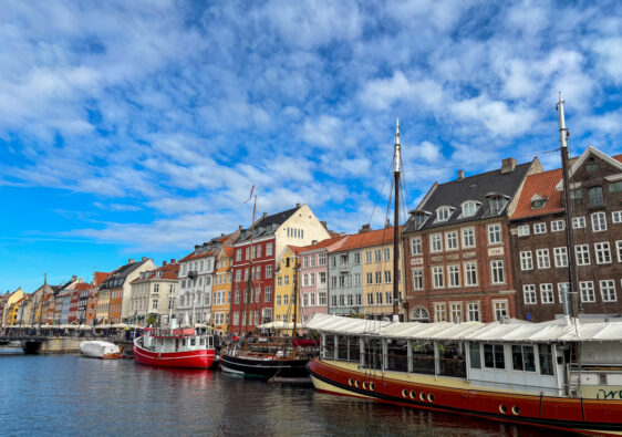 Boote auf dem Wasser vor farbigen Häusern