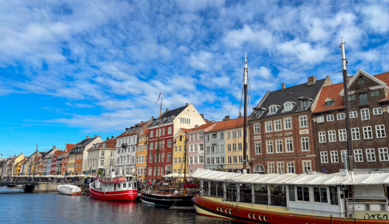 Boote auf dem Wasser vor farbigen Häusern