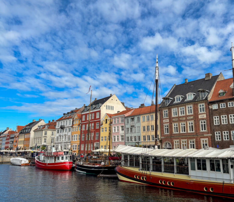 Boote auf dem Wasser vor farbigen Häusern