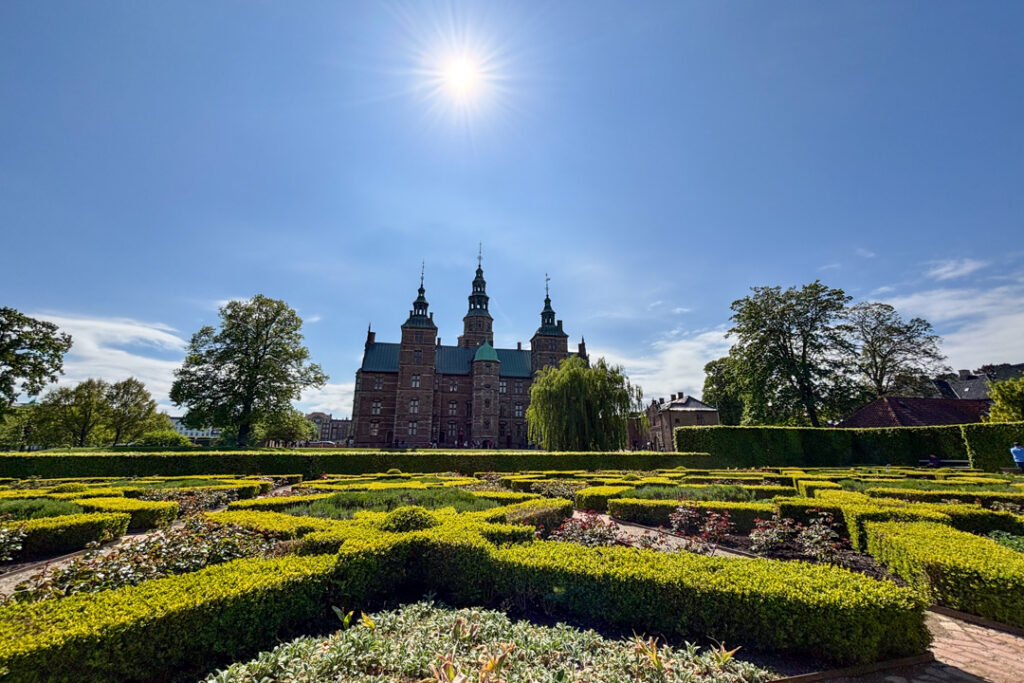 Ein großes Gebäude mit einem Garten davor