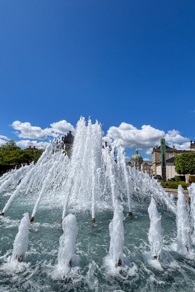 Ein Brunnen mit Wasser und dahinter eine Kuppel