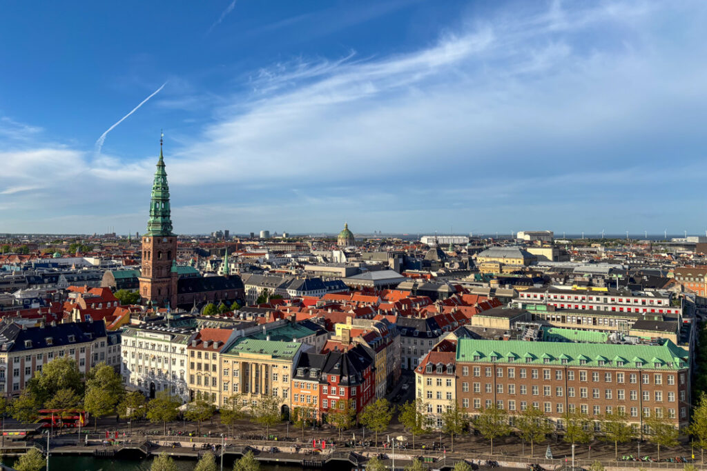Eine Stadt mit vielen Gebäuden