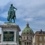 Eine Statue mit einem Mann auf einem Pferd vor eine Marmorkirche