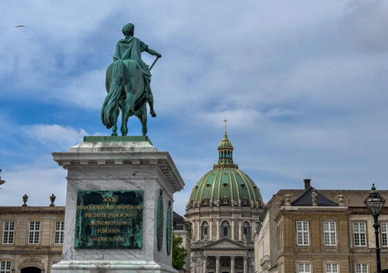 Eine Statue mit einem Mann auf einem Pferd vor eine Marmorkirche