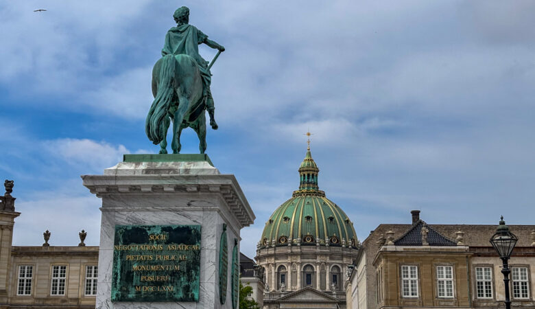 Eine Statue mit einem Mann auf einem Pferd vor eine Marmorkirche