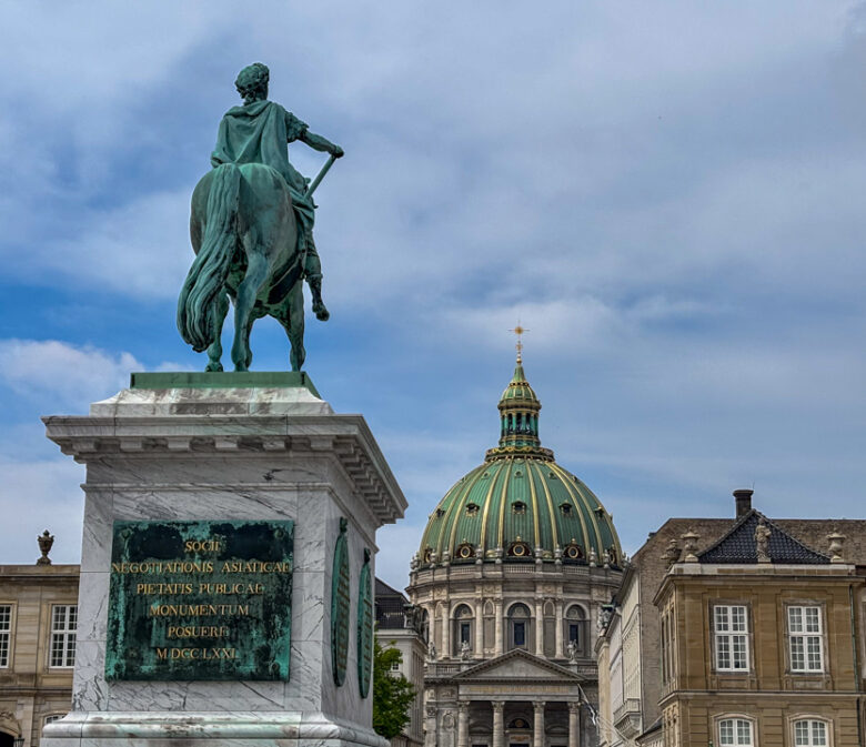 Eine Statue mit einem Mann auf einem Pferd vor eine Marmorkirche
