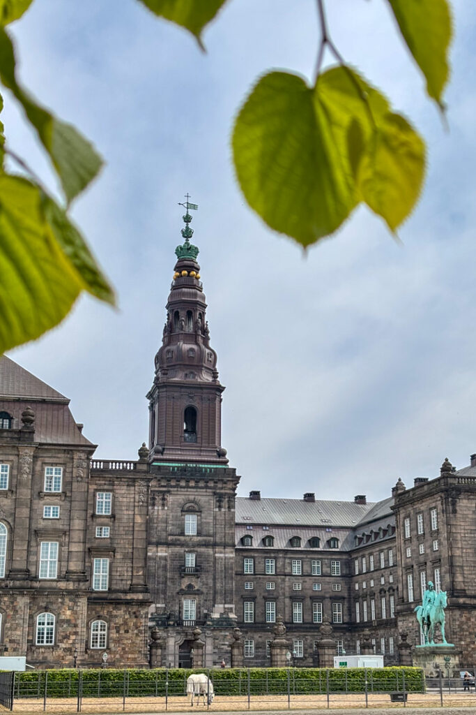 Ein altes Schloss mit einem Turm