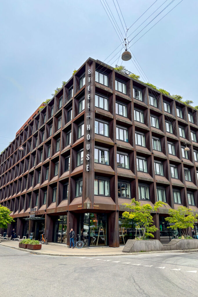 Ein Gebäude mit vielen Fenstern