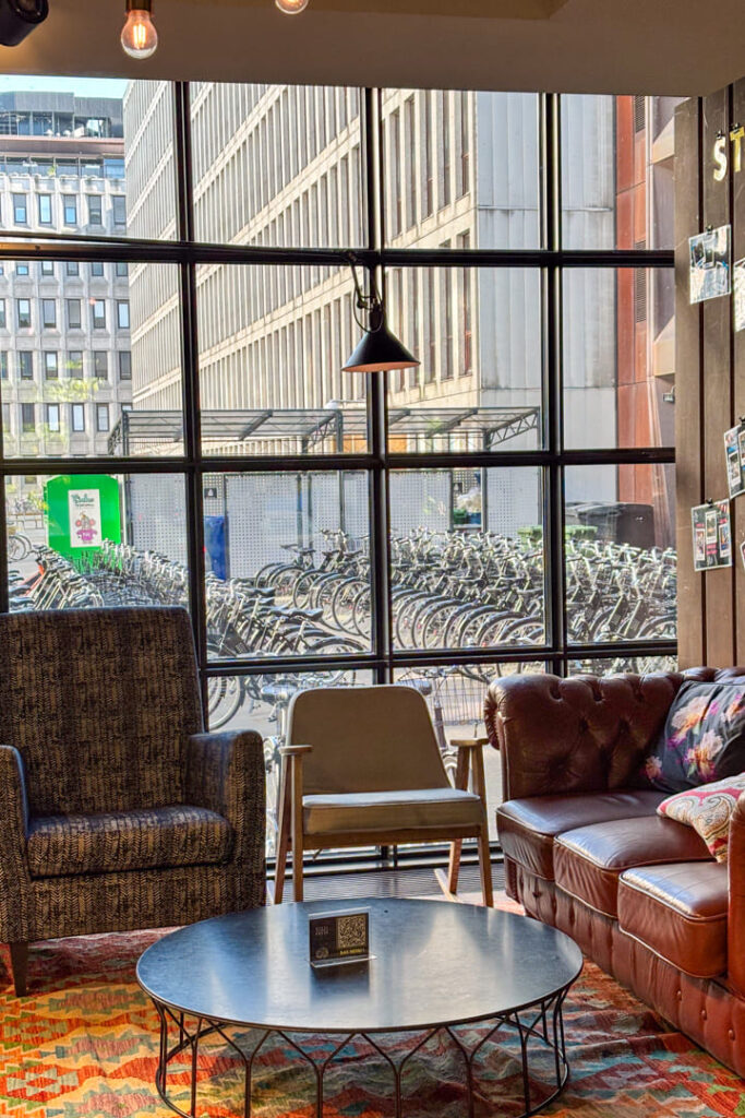 Ein Zimmer mit einem großen Fenster und einer Couch und Stühlen