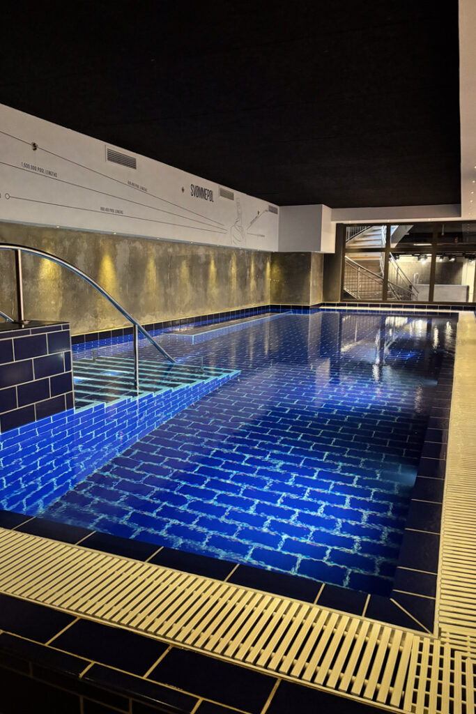 Ein großes Indoor-Wasserbecken