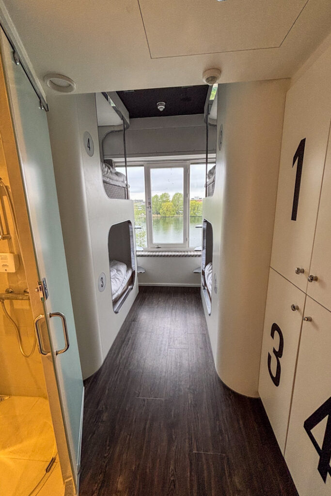 Ein Zimmer mit Etagenbetten und einem Fenster