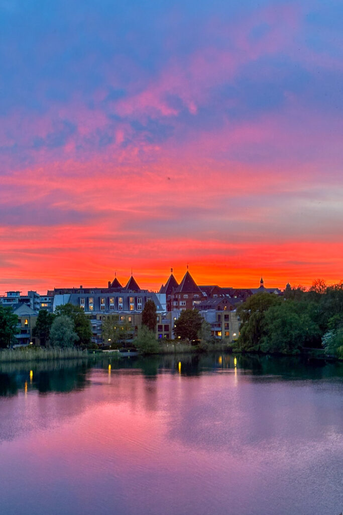 Ein rot/lila Sonnenuntergang an einem See