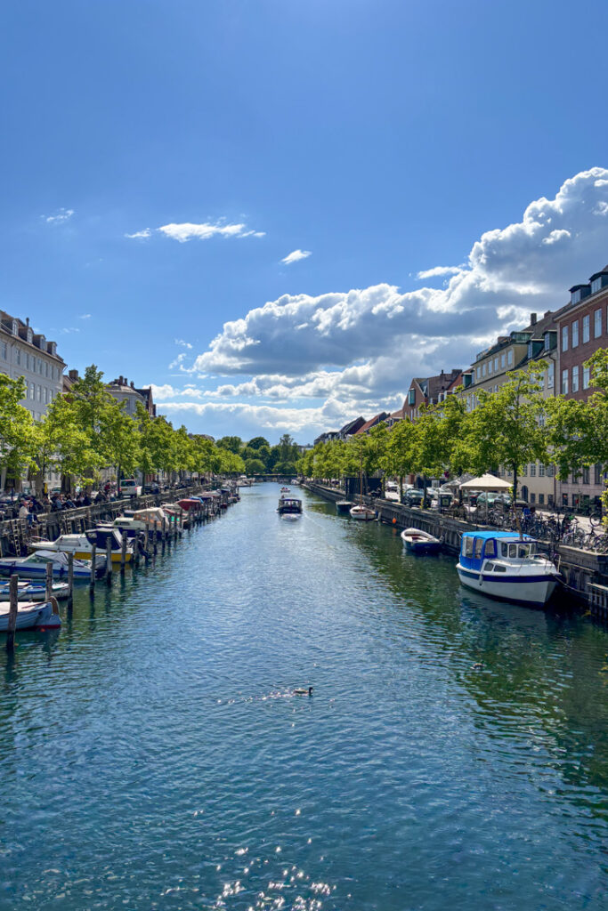 Ein Kanal mit Booten an beiden Seiten und viel Grün