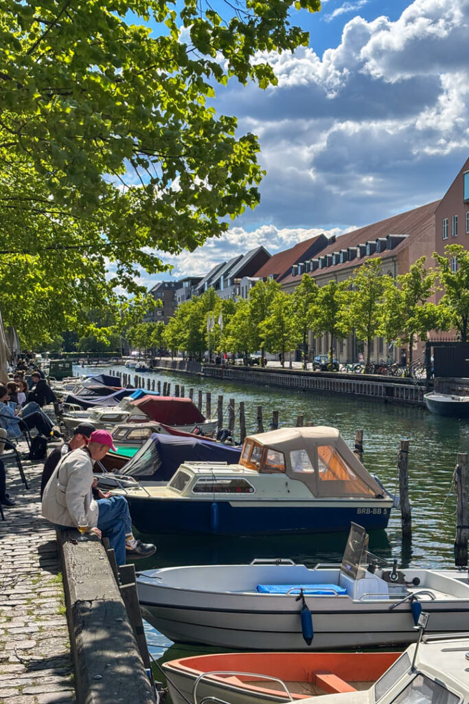 Ein Kanal mit Booten, die anlegen