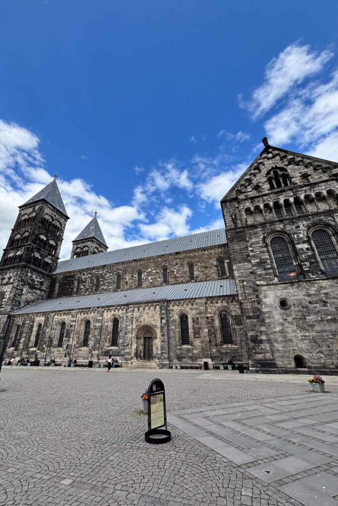 Eine graue Kathedrale mit zwei Türmen