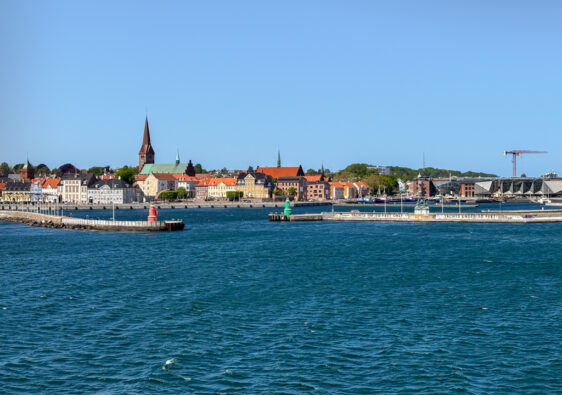 Ein Hafen mit alten Gebäuden