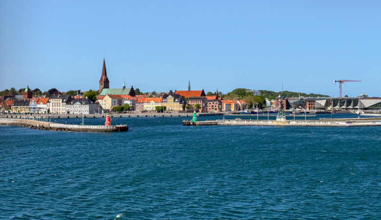 Ein Hafen mit alten Gebäuden