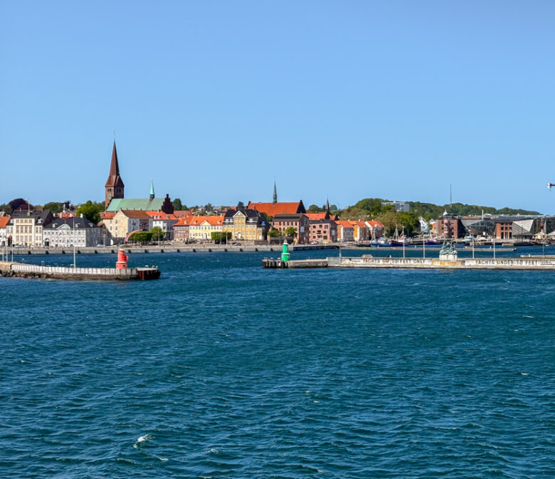 Ein Hafen mit alten Gebäuden