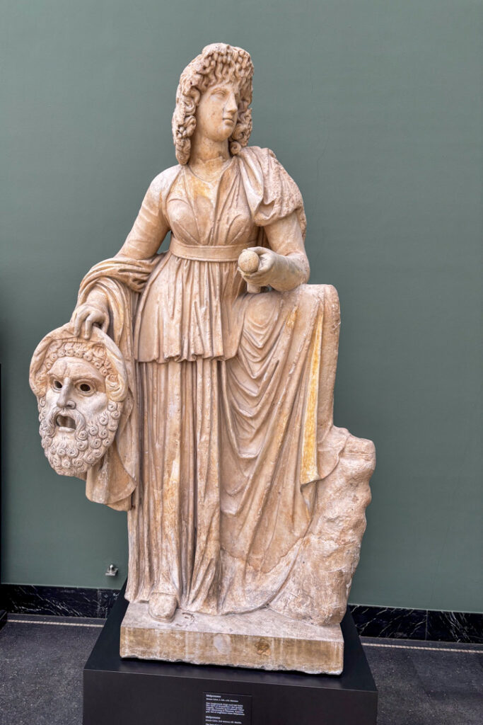 Eine Skulptur einer Frau, die einen Männerkopf in der Hand hält