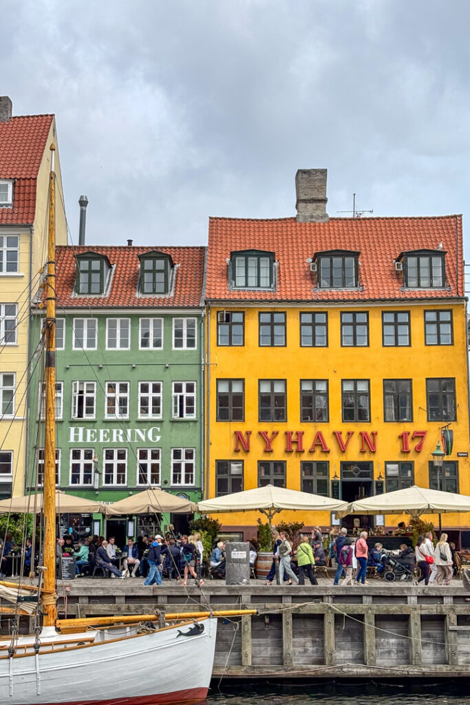 Zwei bunter Häuser in einer Reihe an einem Hafen